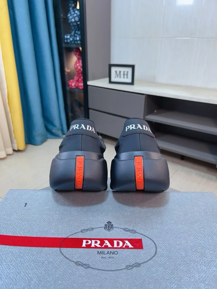 Men's shoes 💰420🌹🌹Prada is a luxurious and fashionable high-end product ✊🔥The perfect last shape and top-notch handcrafting make this shoe immediately create a strong aristocratic atmosphere. Imported first-layer cowhide with brogue carving crafts💋Genuine leather lining🎶Rubber combination outsole specially imported from France for leather shoes😍Color: Mysterious Black☕️Size 38～44